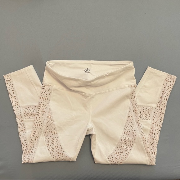 Alo Yoga Charm Capri Leggings - Picture 3 of 8